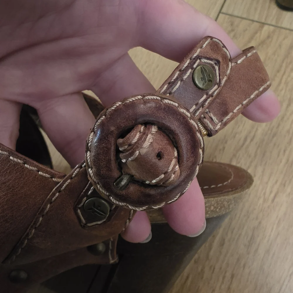 Frye Darcy Heeled Sandals- 7.5 - Picture 6 of 10